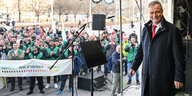 Claus Weselsky, der Vorsitzende der Gewerkschaft Deutscher Lokomotivführer, spricht bei einer Kundgebung der GDL auf dem Schloßplatz