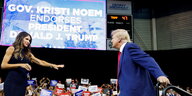 Die Gouverneurin Kristi Noem aus South Dakota mit Donald Trump on stage