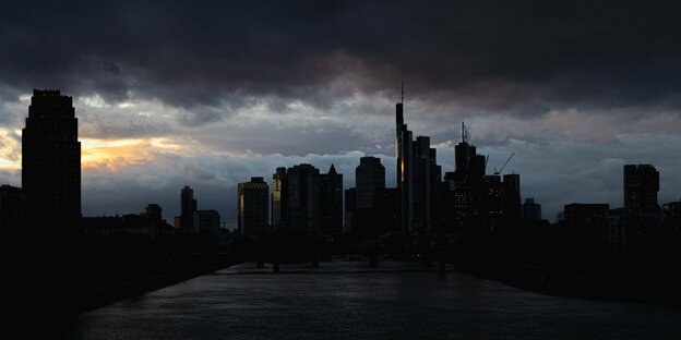 Dunkle Wolken ziehen am Abend über die Frankfurter Bankenskyline hinweg