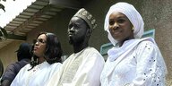 Der neue senegalesische Präsident Bassirou Diomaye Faye steht zwischen seinen beiden Ehefrauen - alle drei tragen weisse Kleidung