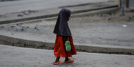 Ein kleines Mädchen in Nigeria alleine auf der Straße