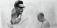 Marcello Mastroianni ist in eine weiße Decke gehüllt in einem Dampfbad