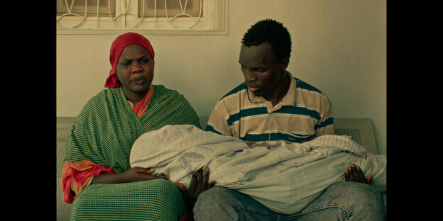 Ein Paar hält ein totes Kind. Szene aus dem sudanesischen Film "Ba’ad Thalek La Yahdoth Shea" (Nothing Happens After That