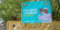 Ein Wahlplakat von Mahamat Déby in N'djamena in Tschad